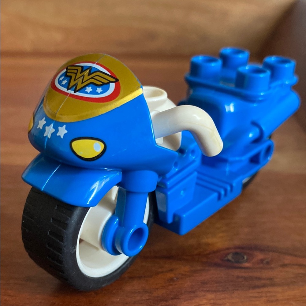 Lego Duplo Wonder Woman’s motor cycle